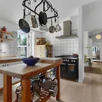 Hébergement de vacances 4 Bedroom Lovely In Dronningmølle