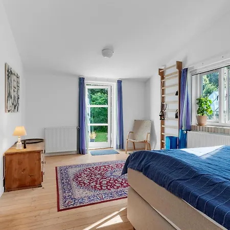 4 Bedroom Lovely In Сasa de vacaciones Dronningmølle