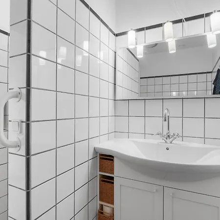 4 Bedroom Lovely In Сasa de vacaciones Dronningmølle