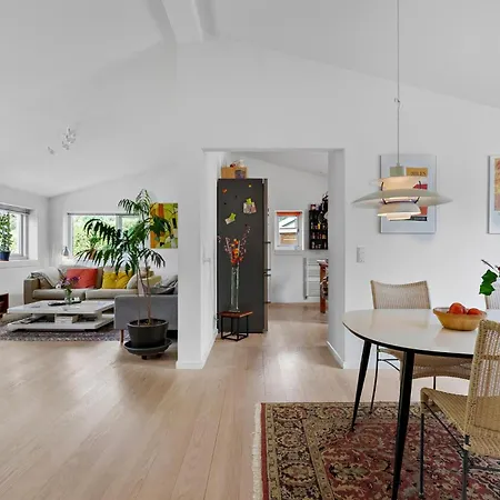 4 Bedroom Lovely In Сasa de vacaciones Dronningmølle