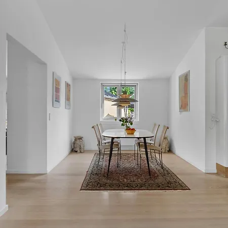 Сasa de vacaciones 4 Bedroom Lovely In *